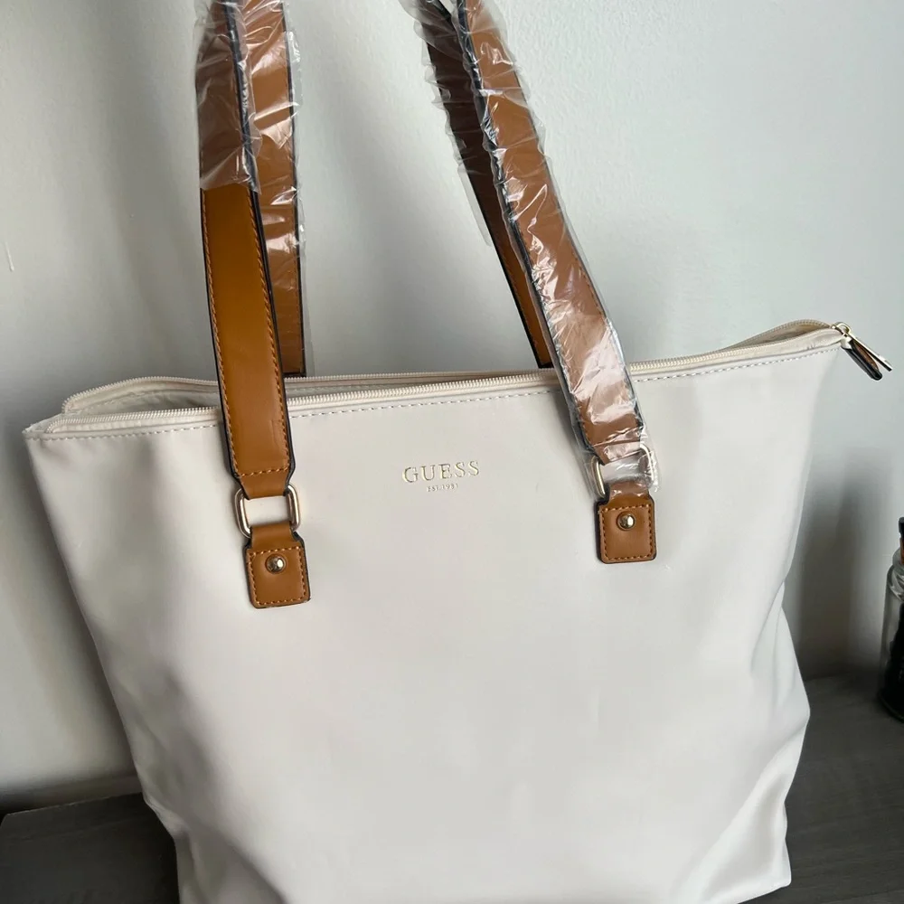 Guess White Tote Bag I have 2 of them $90 each New - Picture 2 of 4